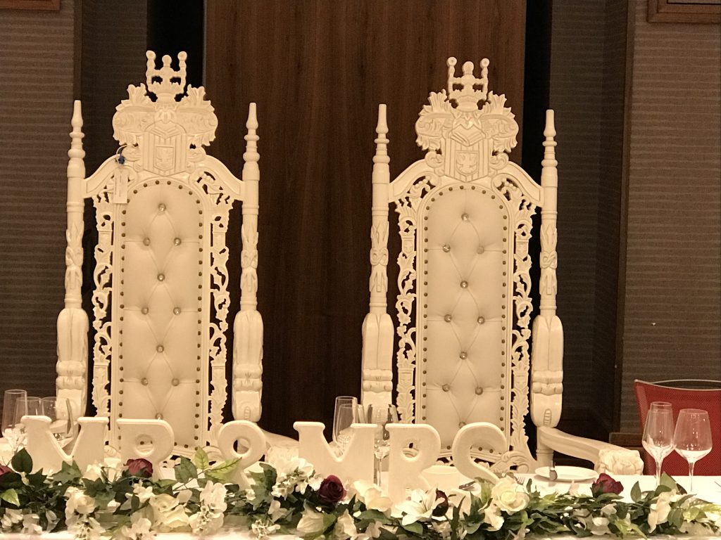 Rose wedding thrones